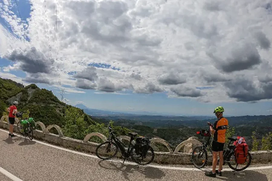 NATURE AND TRADITIONS E-BIKE