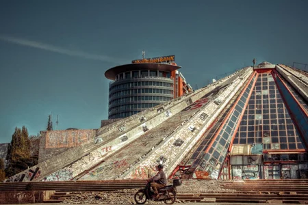 Besichtigung der bemalten Fassaden von Tirana mit dem Elektroroller (9H-13H)